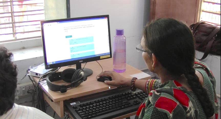 A teacher posts her comments during a workshop for teachers to develop skills during an i2c (Invitation to CLIx) pilot in Rajasthan (September 2015)